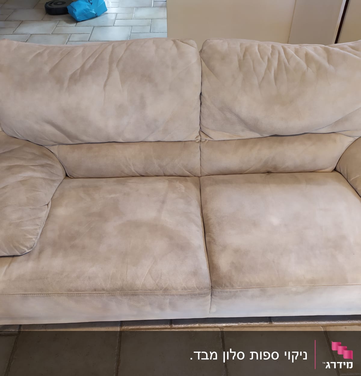 ספה בהירה עם כתמים על הריפוד